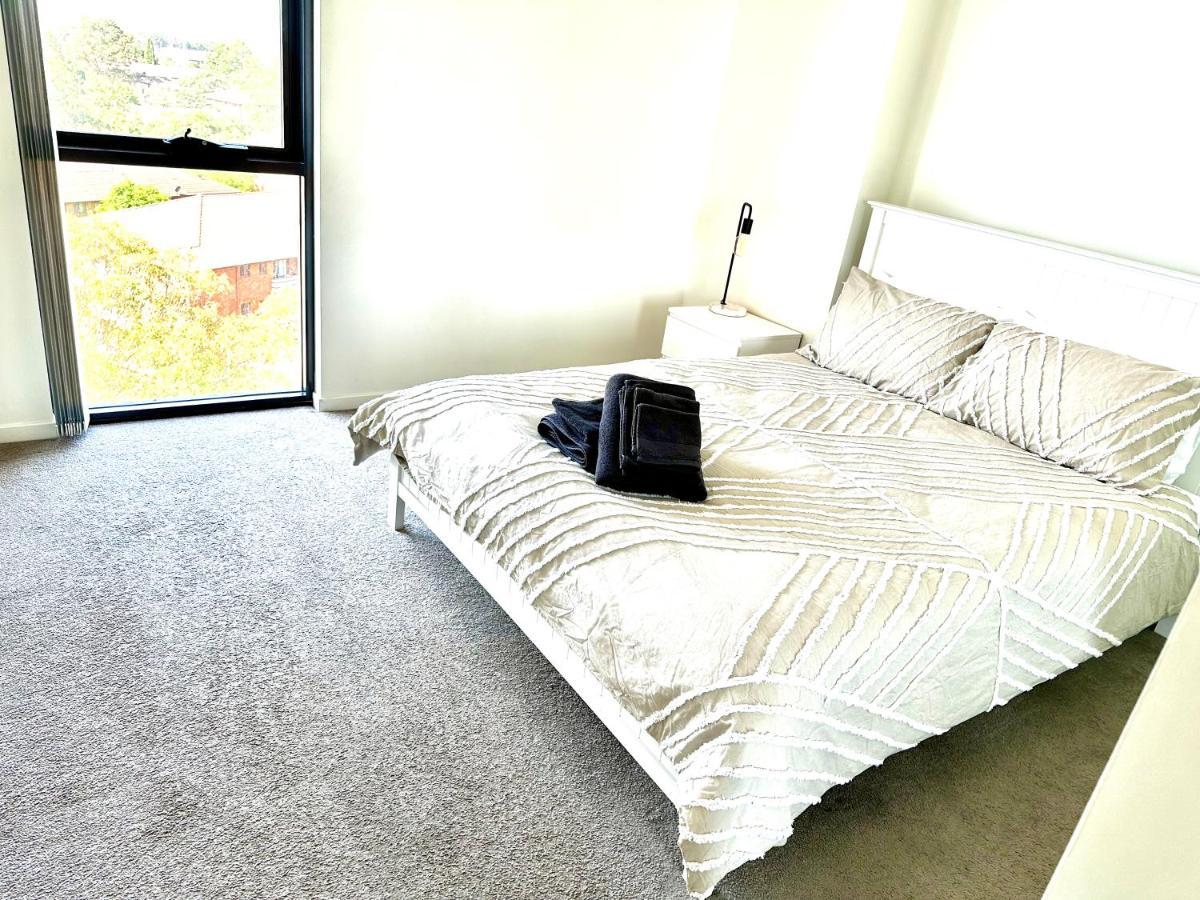 Modern 2 Bedroom & 2 Bathroom Apartment With Stunning Sydney Cbd & Skyline Views! Liverpool Exterior photo